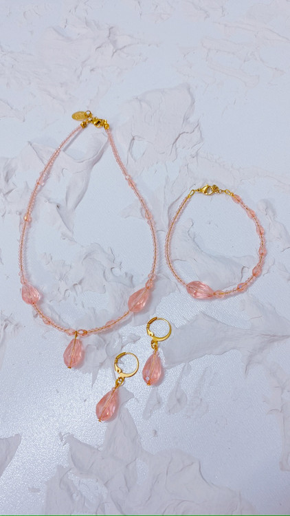 ست کردن دستبد با خرید نیم ست صورتی کریستالی